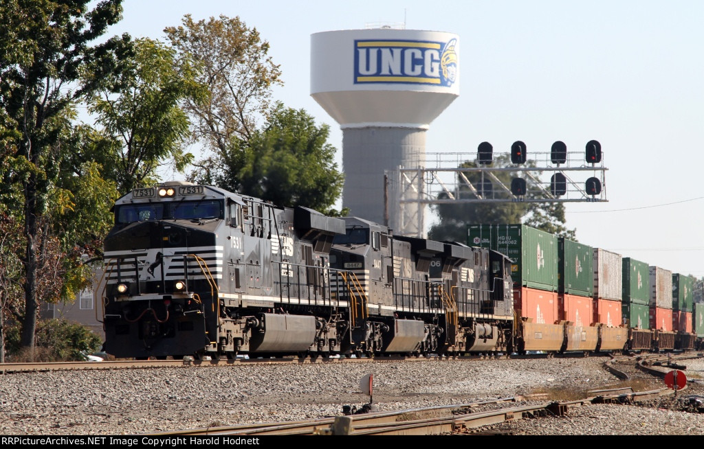 NS 7531 leads train 213 towards Pomona